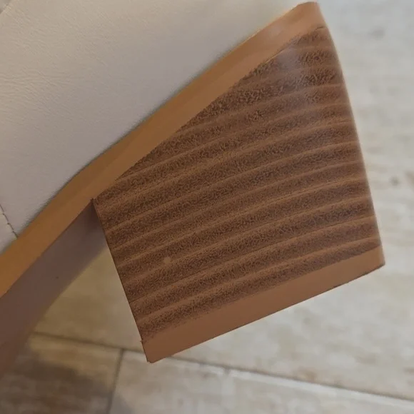 Stylish White Western Classic Embroidered Pointed Toe Boots - Picture 3 of 9